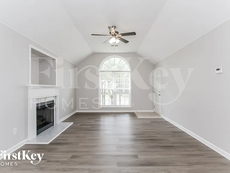 2218 Village Ln — Photo 2