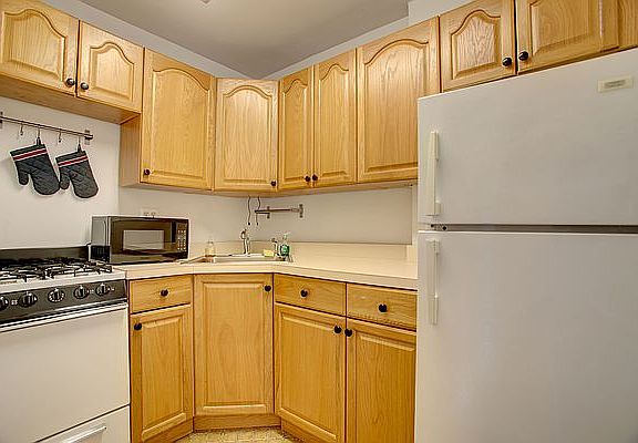 5th image of 114 W 76th St APT 4R
