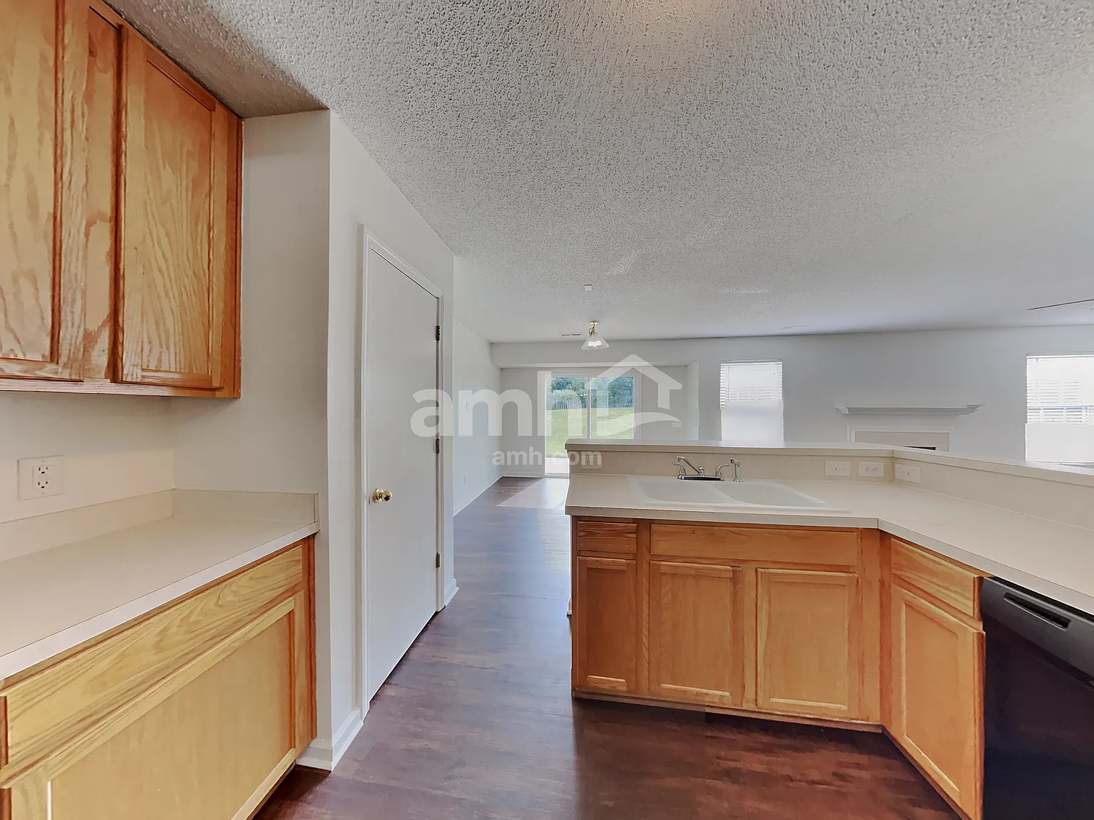 3 bed, 2.5 bath, 2124 sqft, $2,220 — Photo 3