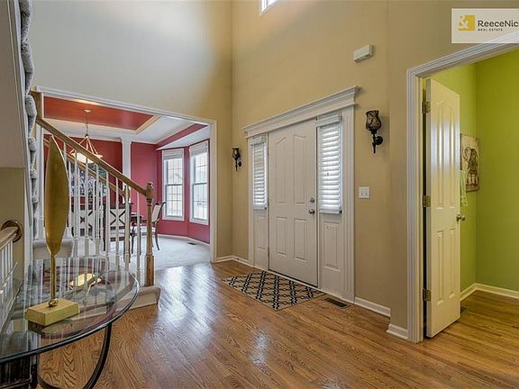 Spacious Entry -- plenty of room to greet visitors!