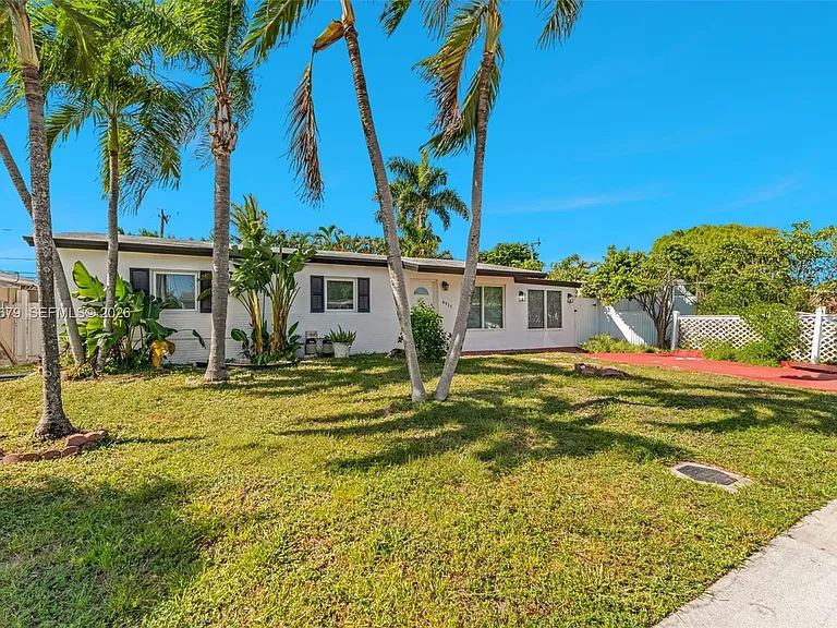 4917 SW 43rd Ter — Photo 3