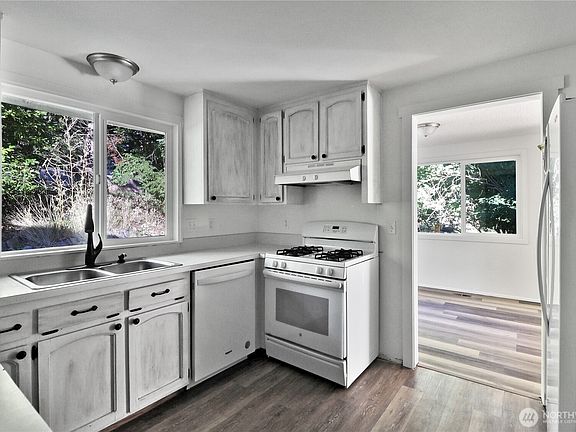 4th image of 2186 Crosswoods Circle