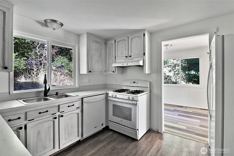 4th image of 2186 Crosswoods Circle