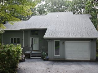 204 Canterbrook Dr, Lords Valley, PA 18428