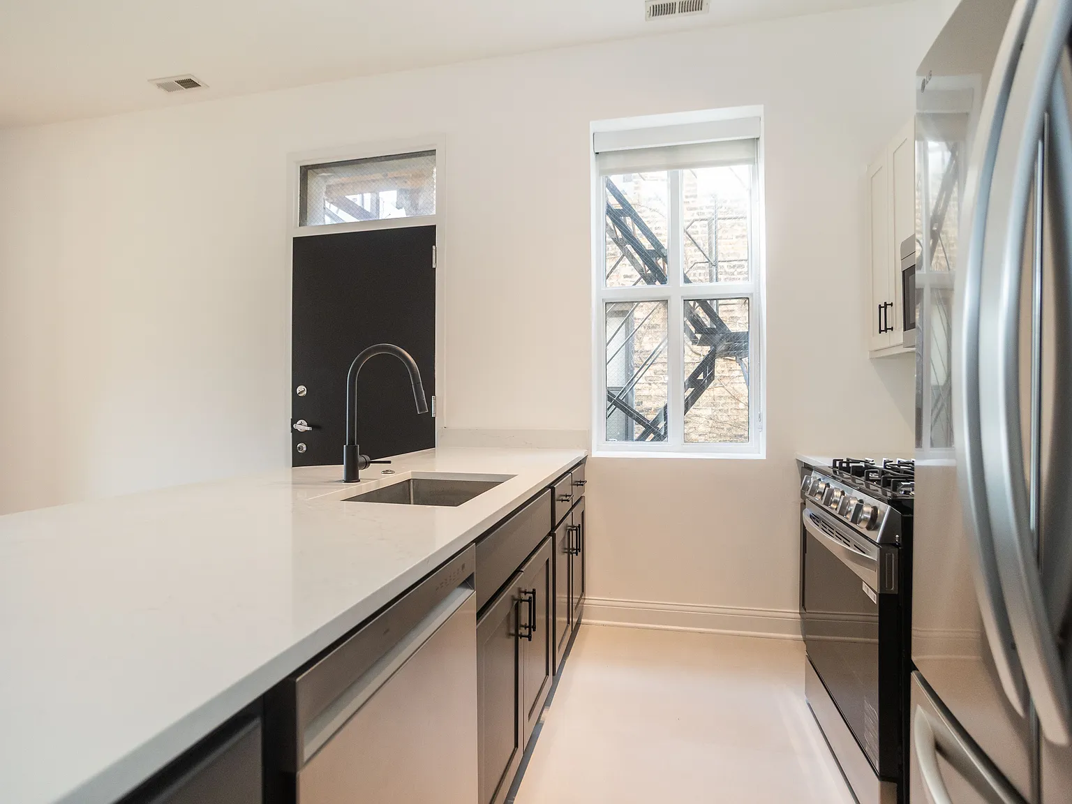 2 bed, 1000 sqft, $3,595 — Photo 3