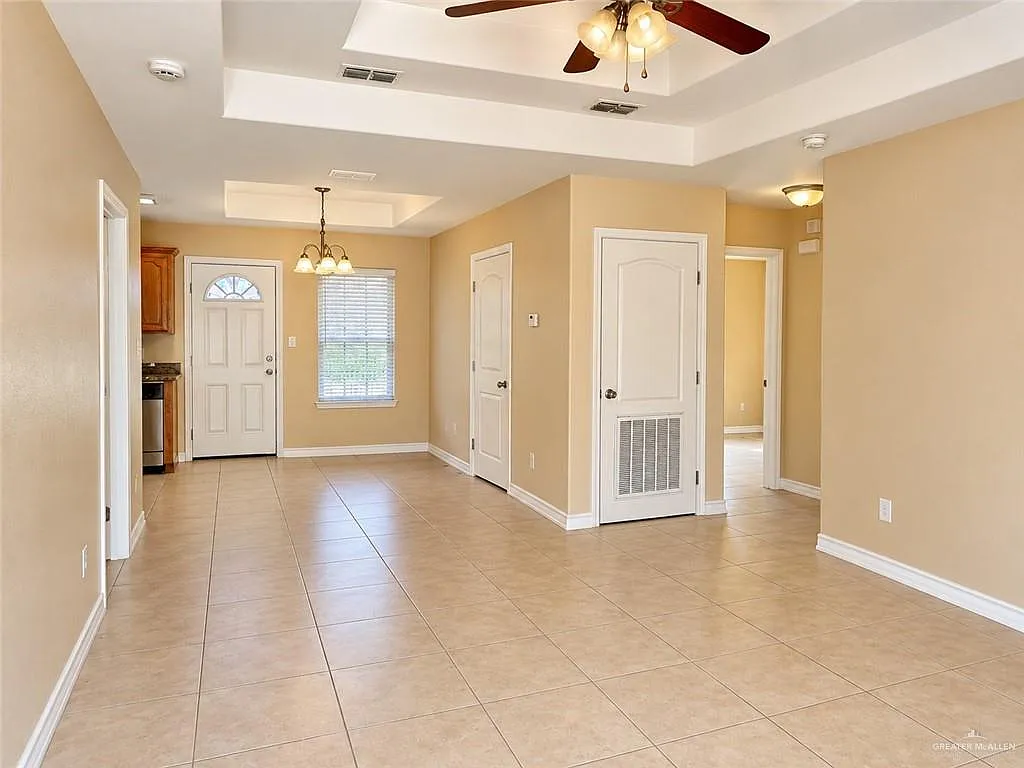 2112 W Western Dr — Photo 2