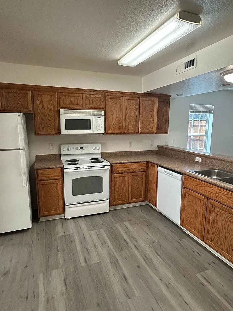 725 W 4th Ave — Photo 2