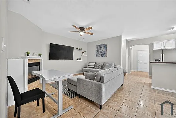 4 bed, 1832 sqft, $3,600 — Photo 2