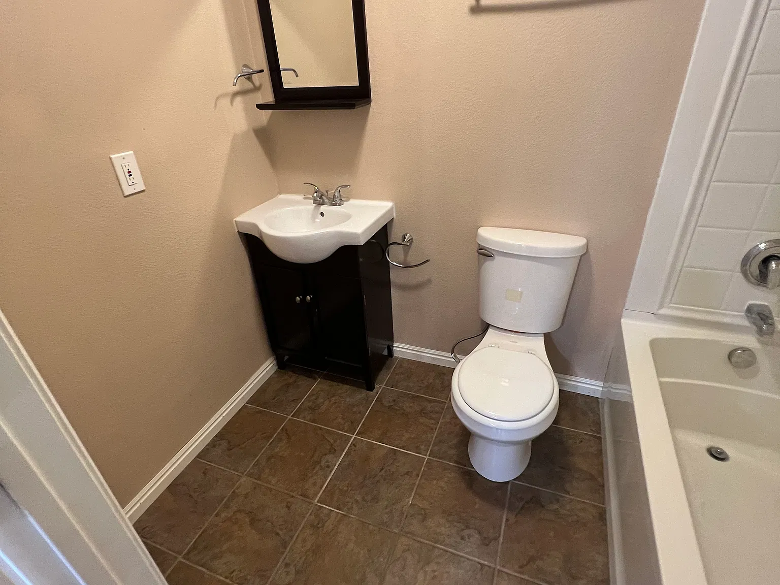 3 bed, 2336 sqft, $1,995 — Photo 4
