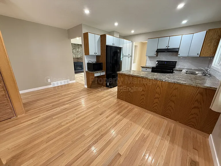 18 Trinity Pl W — Photo 5