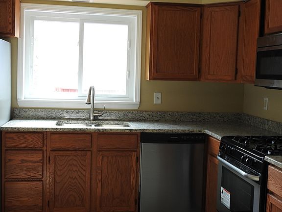 3rd image of 200 Kenilworth Dr