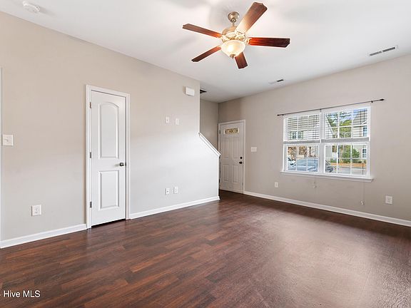 4th image of 512 Oyster Rock Ln