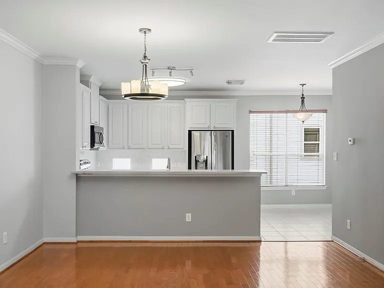 2913 Crawford St — Photo 10