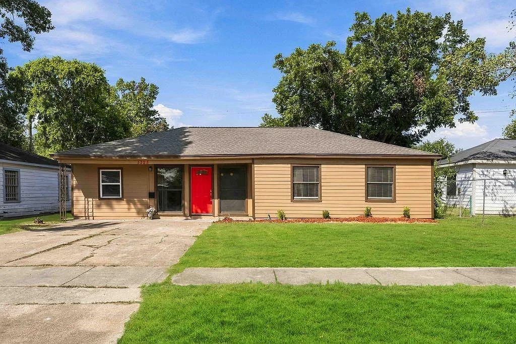 4 bed, 2.0 bath, 1360 sqft, $1,850 — Photo 3