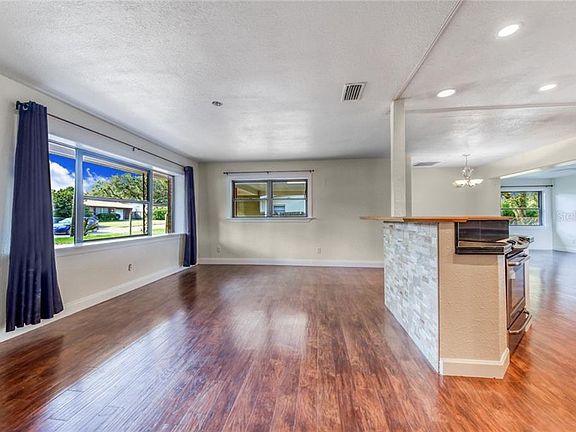 2nd image of 607 Avenue E SE