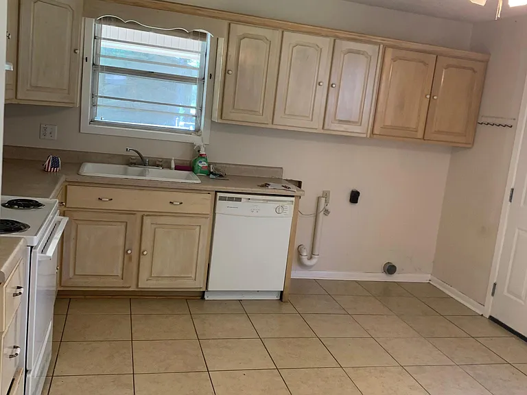 1402 Kimberly Dr — Photo 6