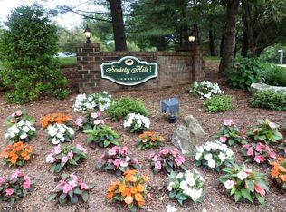 69 Crabapple Ln, Franklin Park, NJ 08823