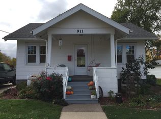911 7th St, De Witt, IA 52742