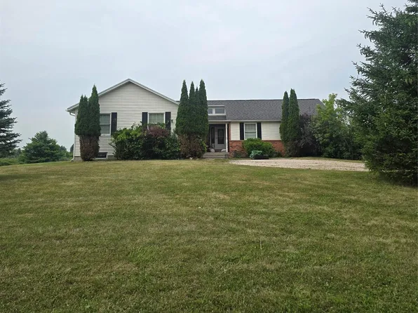 4154 Harris Rd, Lakeport, MI 48059