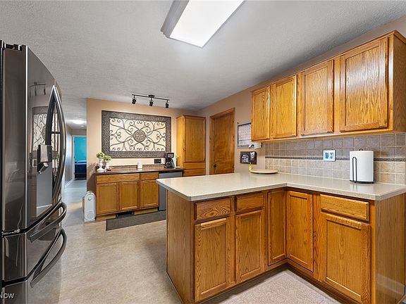 4th image of 26 Deeringwood Dr
