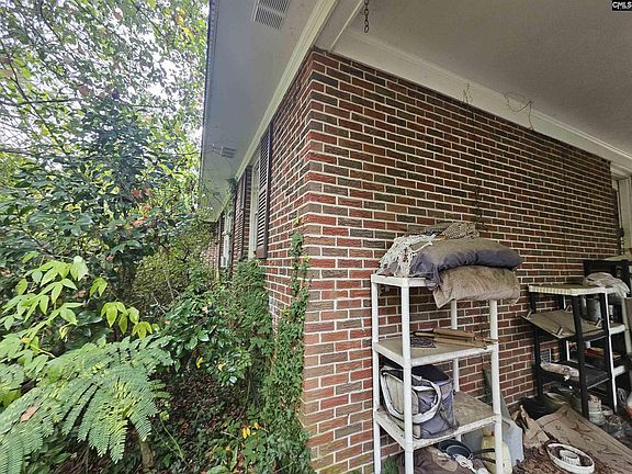 4th image of 1921 Edgehill Rd