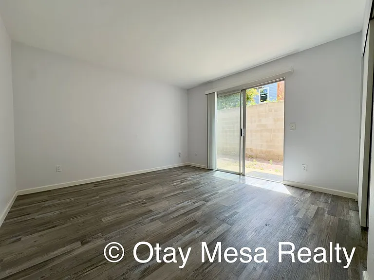 586 7th St — Photo 9