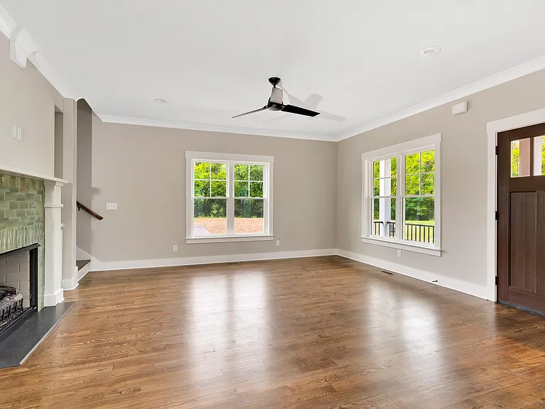 1323 Thomas Ave — Photo 1