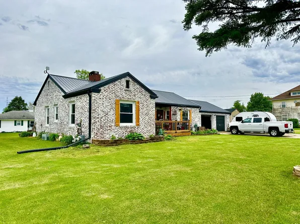 3 W 1st St, Milledgeville, IL 61051