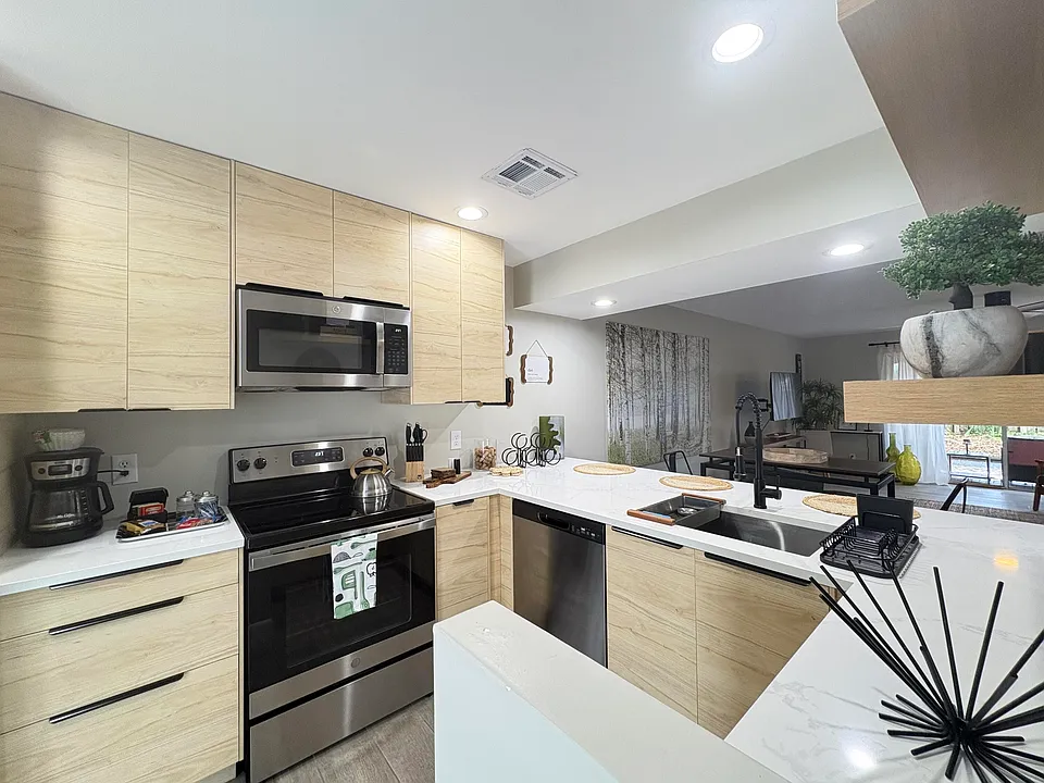 690 SE 23rd Ave #1