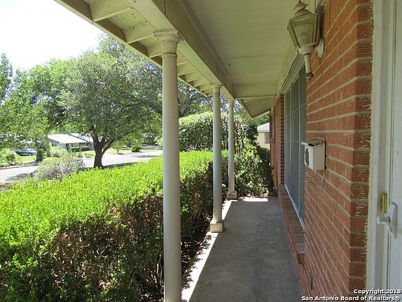 2nd image of 215 Meadowood Ln