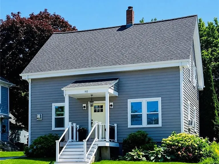 102 Bay View Ave — Photo 1