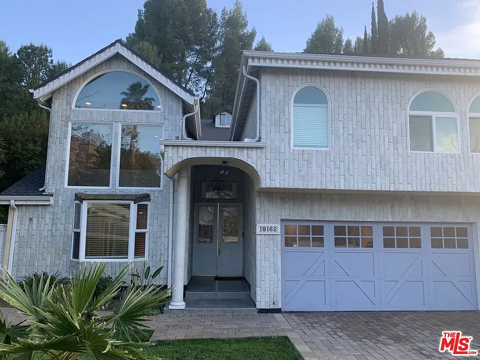 5 bed, 5.0 bath, 4143 sqft, $8,500 — Photo 2