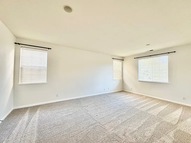 814 Dederick Ct — Photo 5
