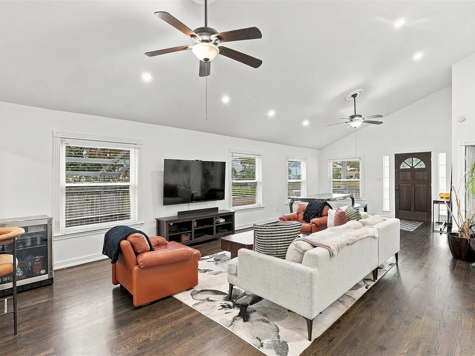 3 bed, 2.0 bath, 1524 sqft, $2,700 — Photo 4