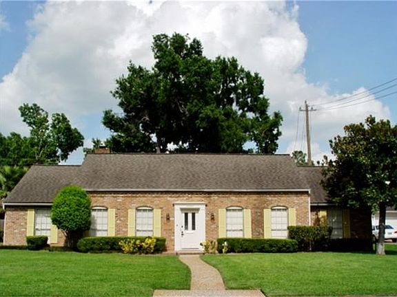 14202 Carolcrest - Let this be the next place you call home!