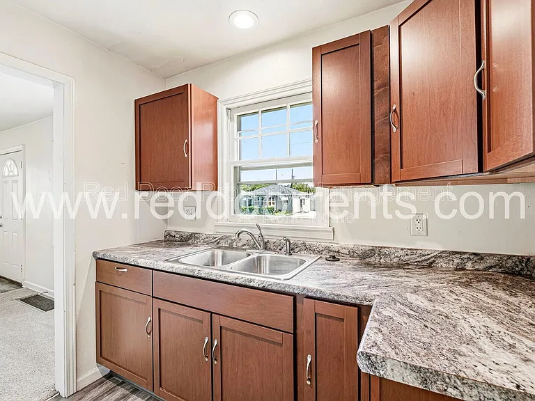 1742 N Whittier Pl — Photo 6