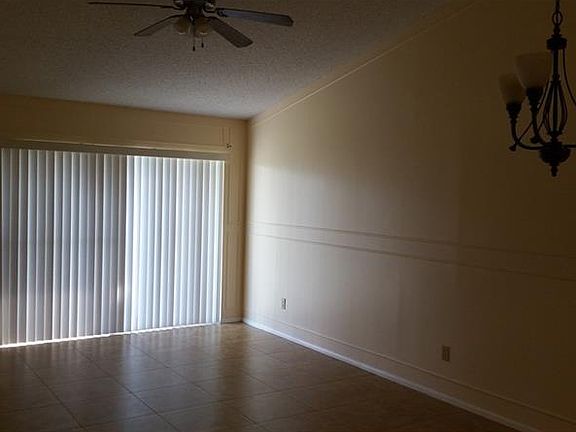 3rd image of 935 Park Villa Cir