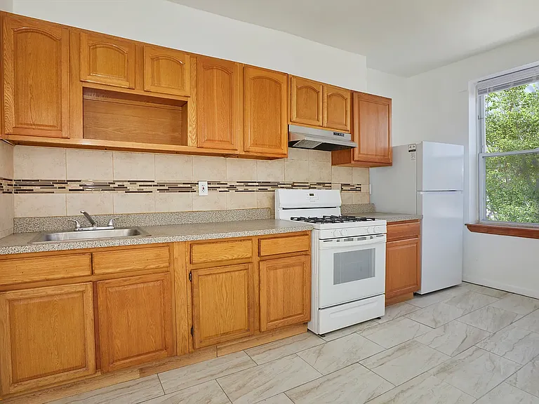 284 Berriman St #2 — Photo 7