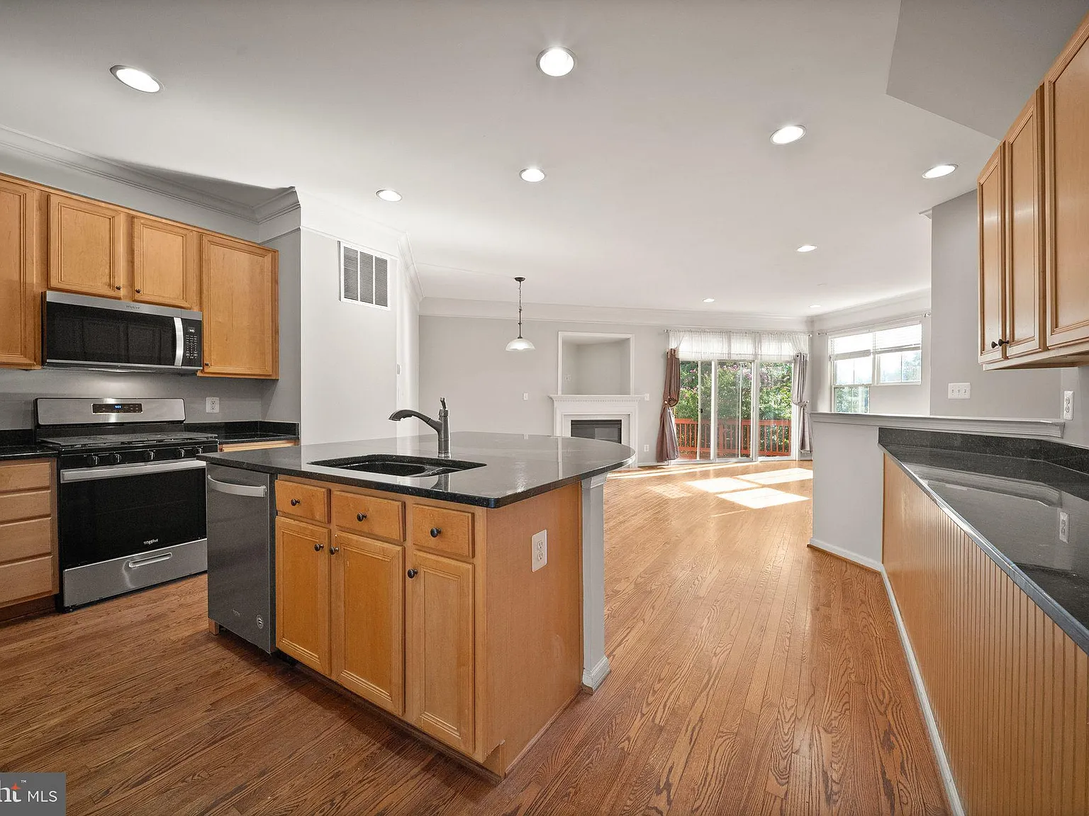 3 bed, 4.0 bath, 2408 sqft, $3,100 — Photo 3