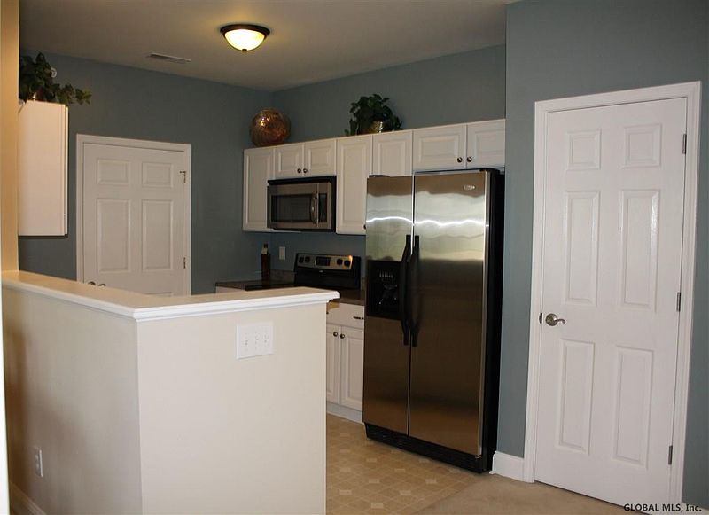 5th image of 102 N RIDGE
