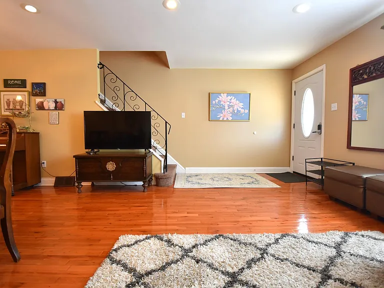 8018 Chelwynde Ave — Photo 38