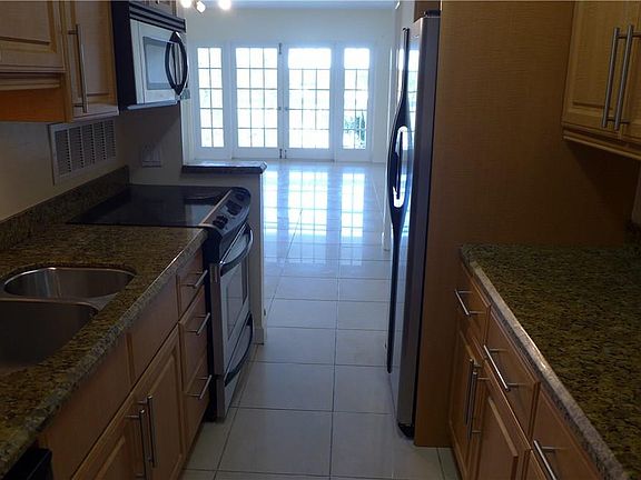 4th image of 2424 SE 17th Street #302B