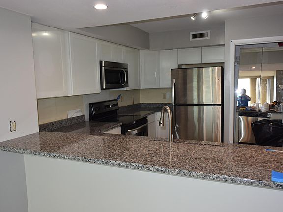5th image of 4401 Lakeside Dr #1001/