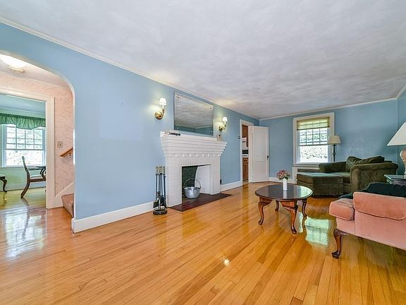 4th image of 802 E Squantum St