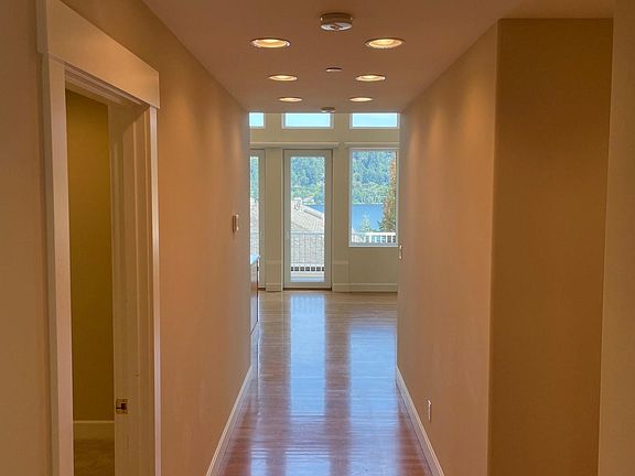 3rd image of 2422 W Lake Sammamish Pkwy NE