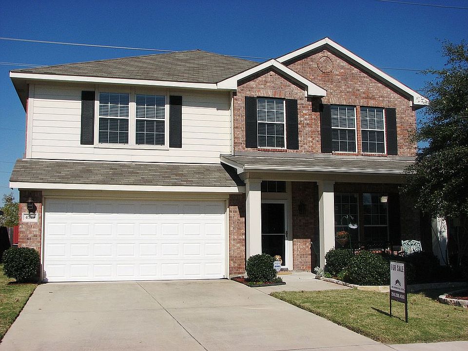 Drive up appeal with nice landscaping, front porch, and brick mailbox.
