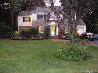 6 Greenway, Roslyn, NY 11576