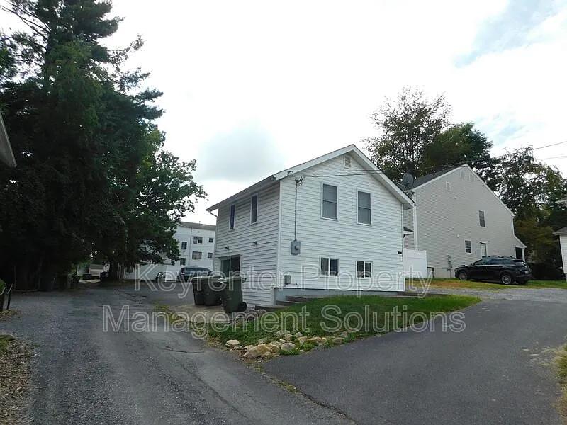 1 bed, 1.0 bath, 600 sqft, $900 — Photo 2
