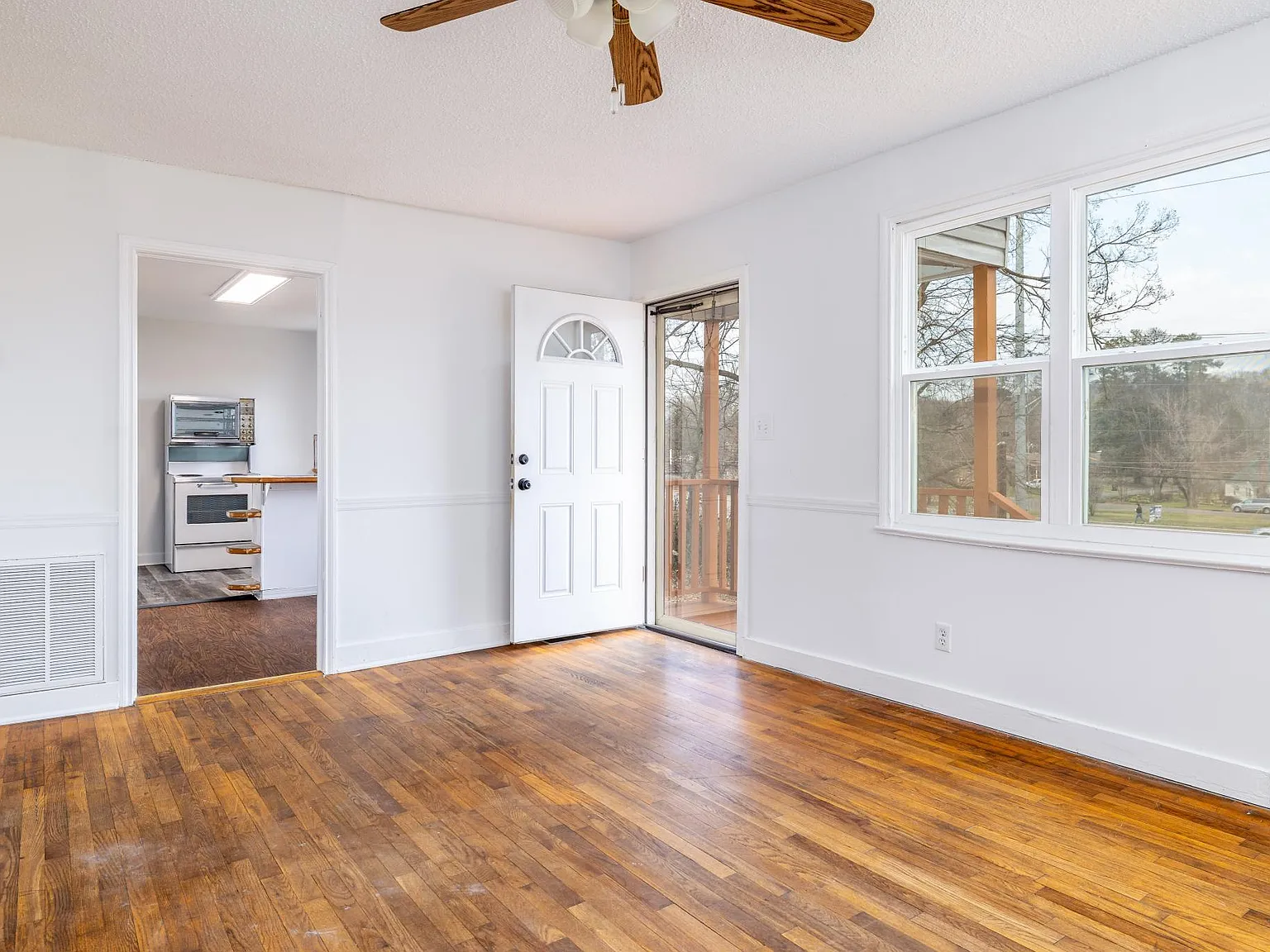 604 E Moody Ave — Photo 3
