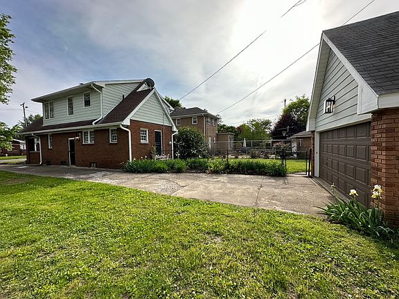 3rd image of 2112 Poplar St
